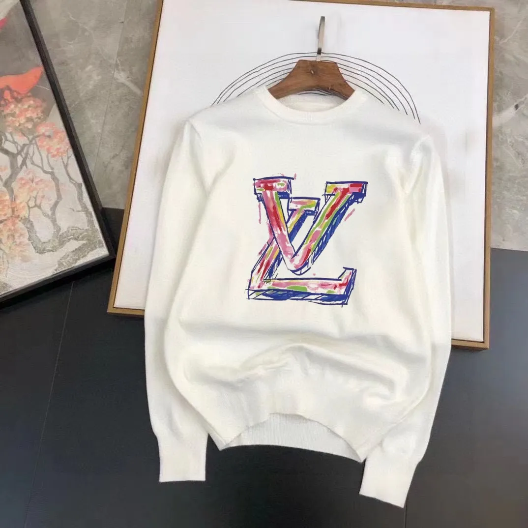 🅿️240 【LV Louis Vuitton】Autumn and winter classic round neck pullover sweater, in full condition! ! ! Wool blended fabric, the latest model in 2025, golden ratio! ! Slim-fitting soft gold, versatile and practical item, the combination and practicality are extremely powerful, simple and elegant, and classy! To create your own style, it is highly recommended to buy it in two colors. The standard slim fit tailoring process is suitable for both young and old men. It is knitted from wool and will not cause any discomfort! While keeping warm, it is stylish, textured and wearable, and the classic logo with contrasting colors on the chest feels in place! ! Recommended for regular customers! ! Size M-3XL (maximum wear: 190 pounds)